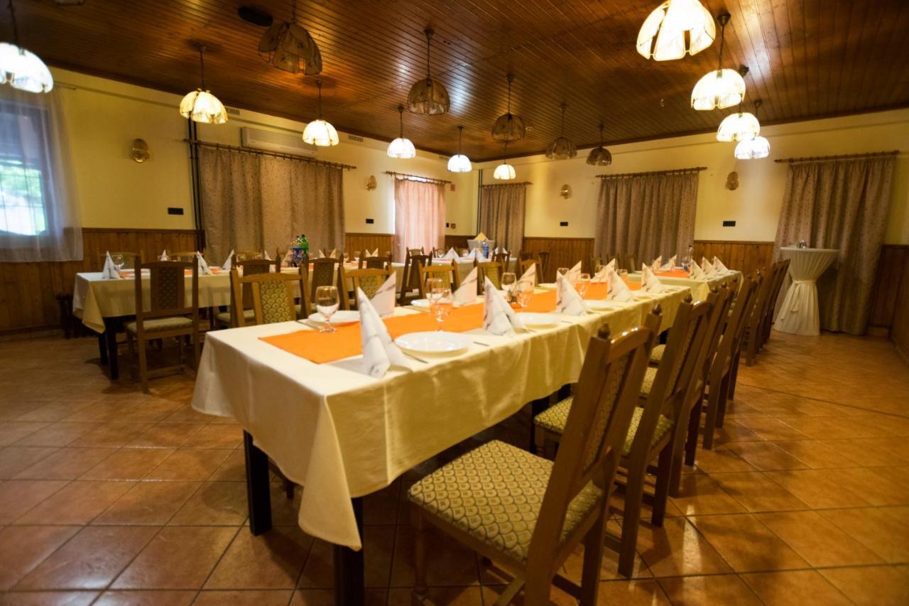 Szelkakas Fogado Es Etterem Bed & Breakfast Batonyterenye ภายนอก รูปภาพ
